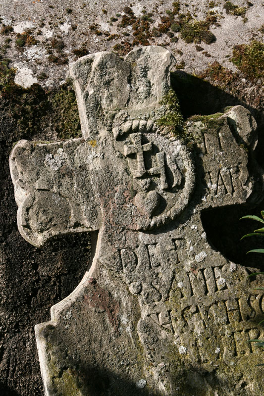 alter Grabstein an der Kirchhofsmauer
