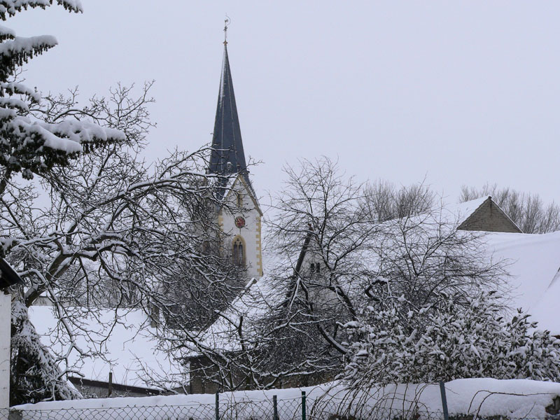 Blick zur Kirche im Schnee