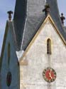 Kirchturm mit Uhr und Kreuzblumen